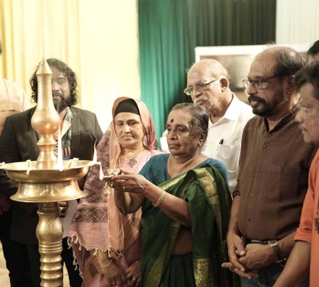 ടൈറ്റില്‍ ലോഞ്ച് ചടങ്ങില്‍ സുകുമാരി നരേന്ദ്ര മേനോന്‍ ദീപം തെളിയിക്കുന്നു